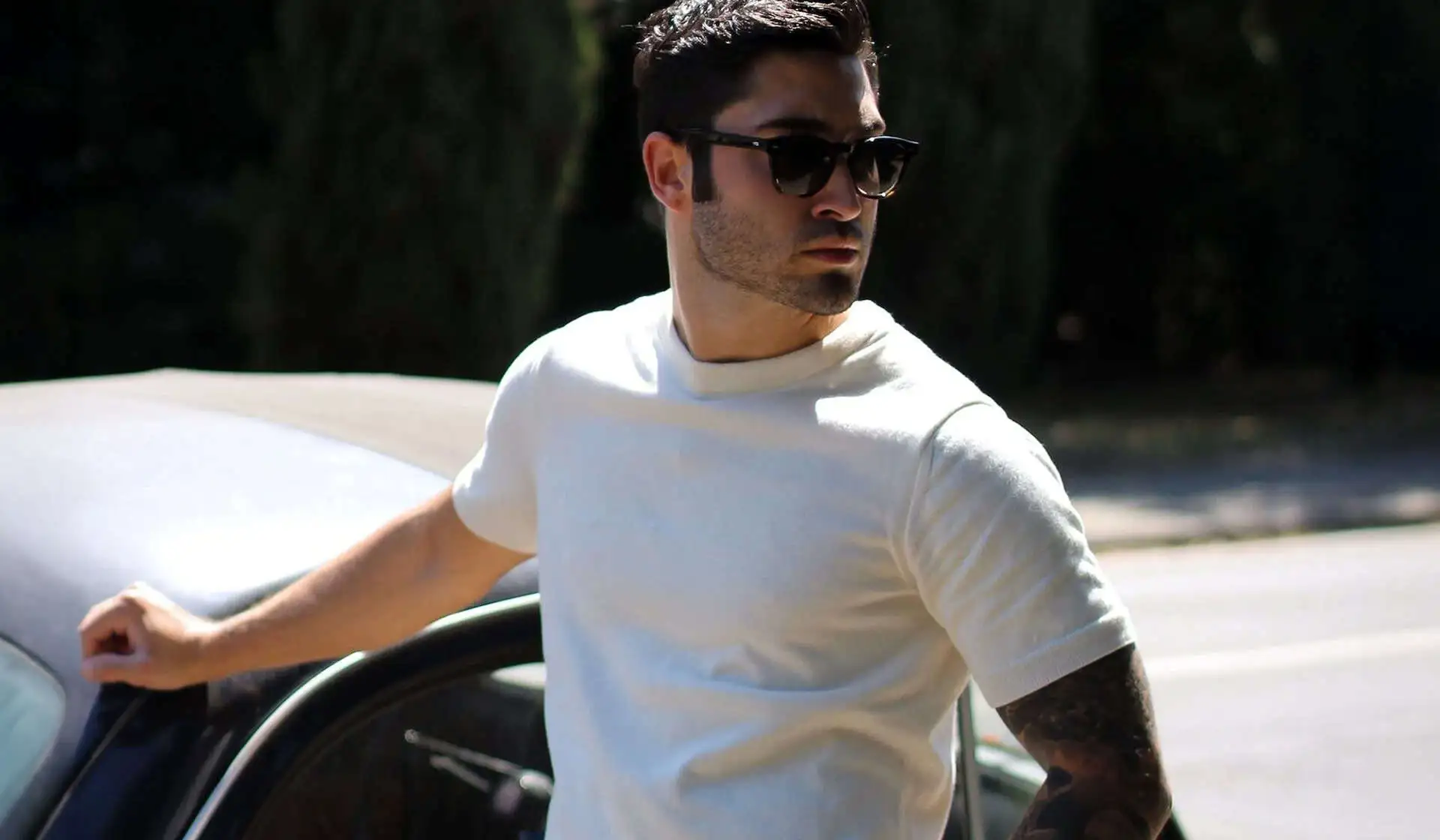Man wearing a plain T-shirt, illustrating 2026 men's t-shirt trends spanning streetwear graphics, luxury branding and performance fabrics